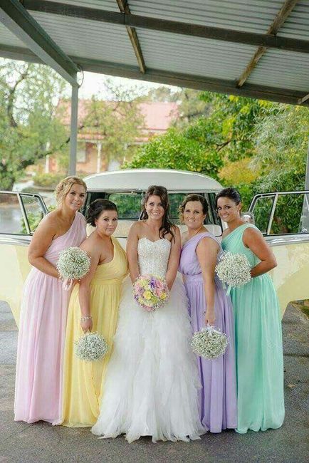 Damas de honor en colores pastel 10