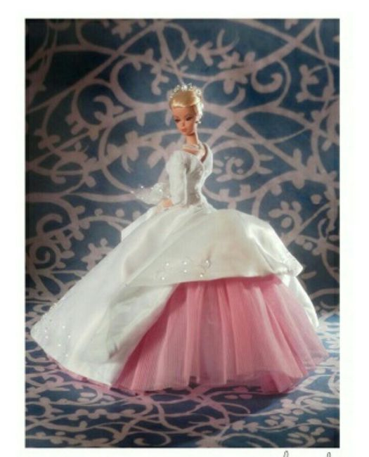 Tu boda:una muñeca vestida  de novia en la mesa principal 3