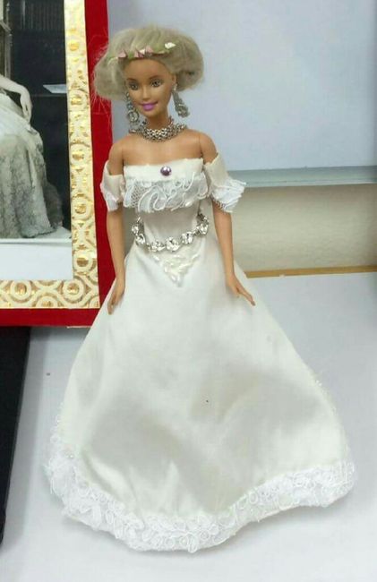 Tu boda:una muñeca vestida  de novia en la mesa principal 13