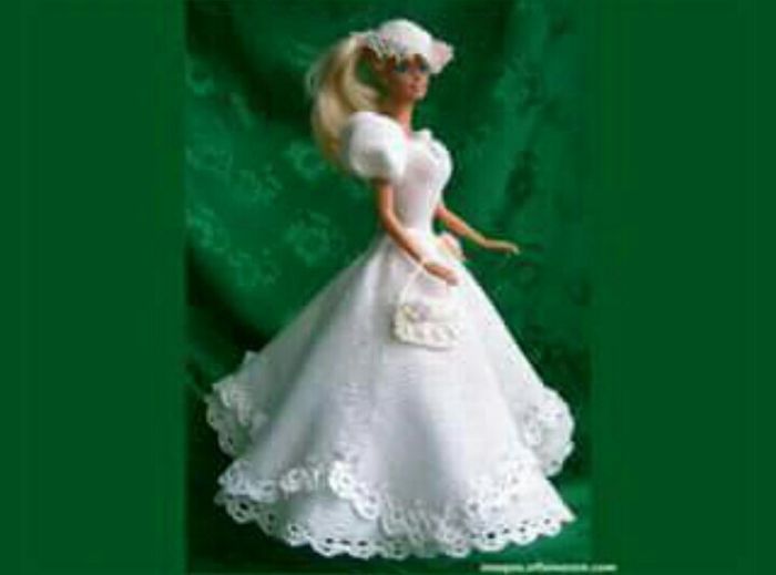 Tu boda:una muñeca vestida  de novia en la mesa principal 15