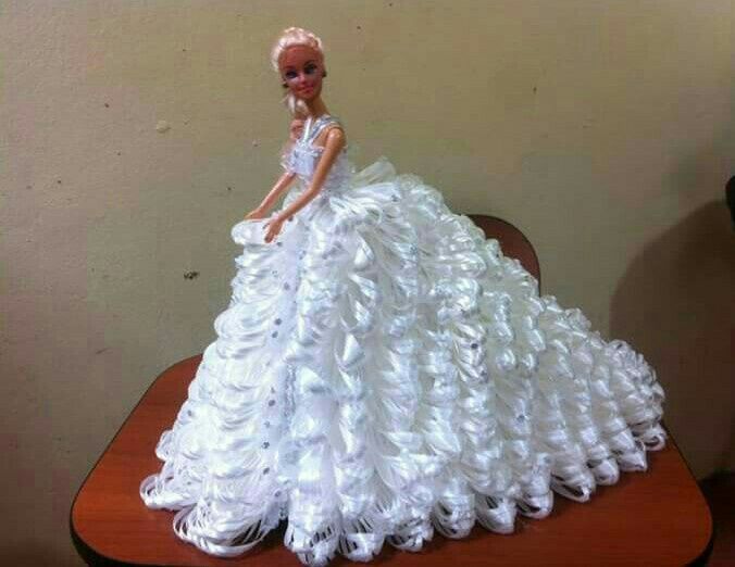 Tu boda:una muñeca vestida  de novia en la mesa principal 18
