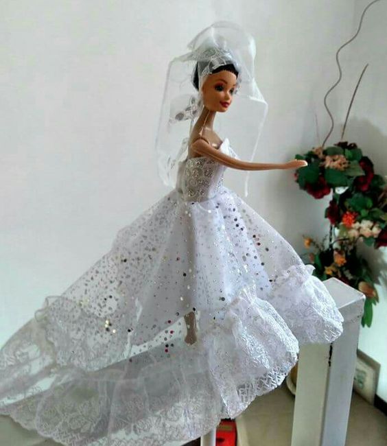 Tu boda:una muñeca vestida  de novia en la mesa principal 19