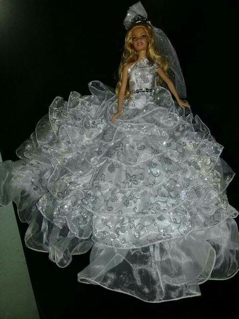 Tu boda:una muñeca vestida  de novia en la mesa principal 20