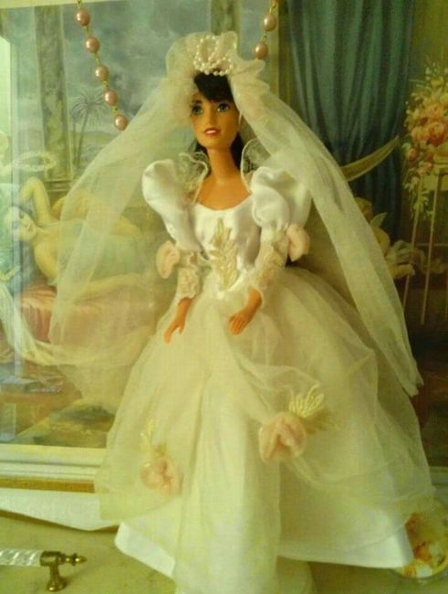 Tu boda:una muñeca vestida  de novia en la mesa principal 22