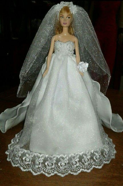 Tu boda:una muñeca vestida  de novia en la mesa principal 26
