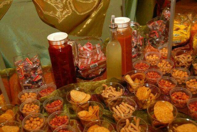 Mesa de botanas saladas y picositas para boda 5