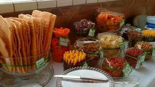 Mesa de botanas saladas y picositas para boda 14