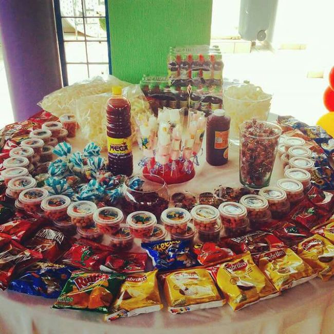 Mesa de botanas saladas y picositas para boda 15