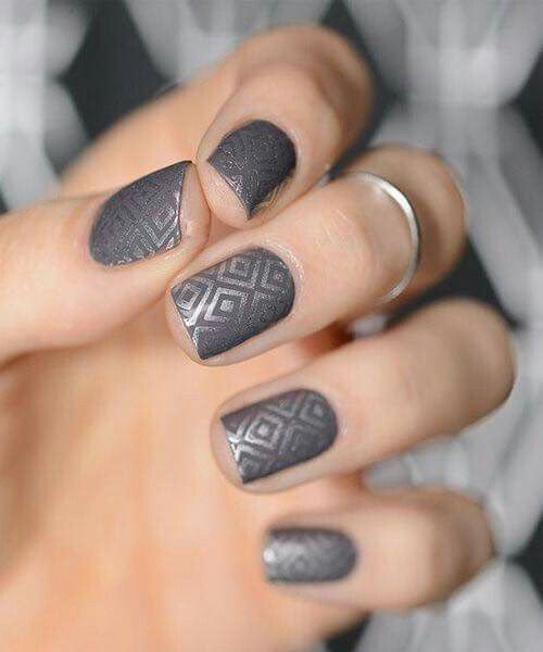 Uñas con tonos grises 7
