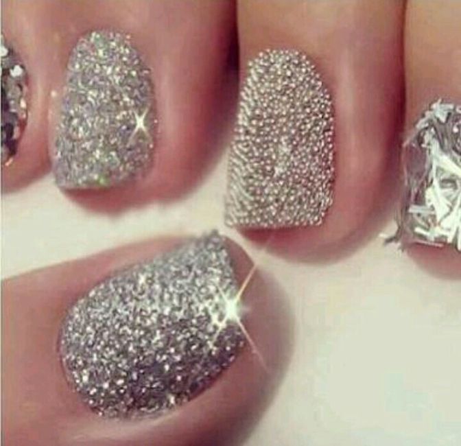 Uñas con tonos grises 16