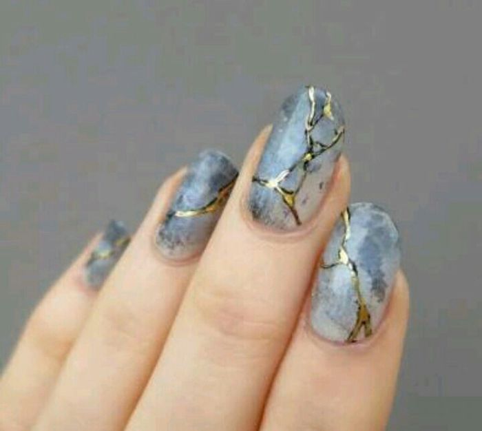 Uñas con tonos grises 19