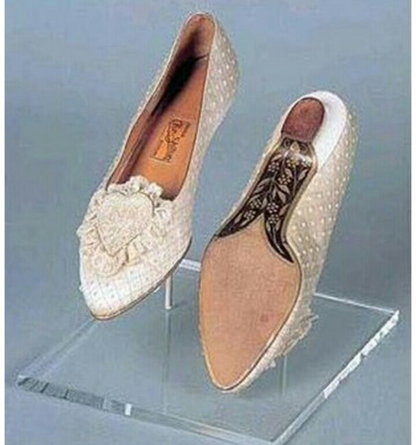 Los zapatos que Lady Di lució en su boda - 14