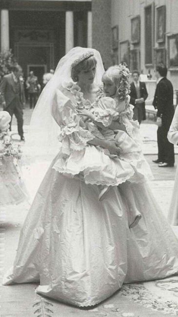 Los zapatos que Lady Di lució en su boda - 15