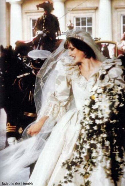 Los zapatos que Lady Di lució en su boda - 18