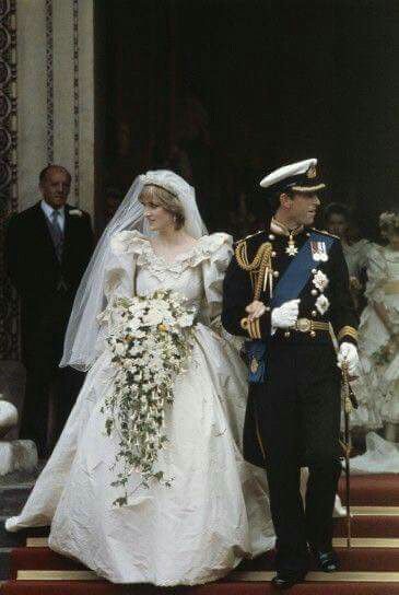 Los zapatos que Lady Di lució en su boda - 20