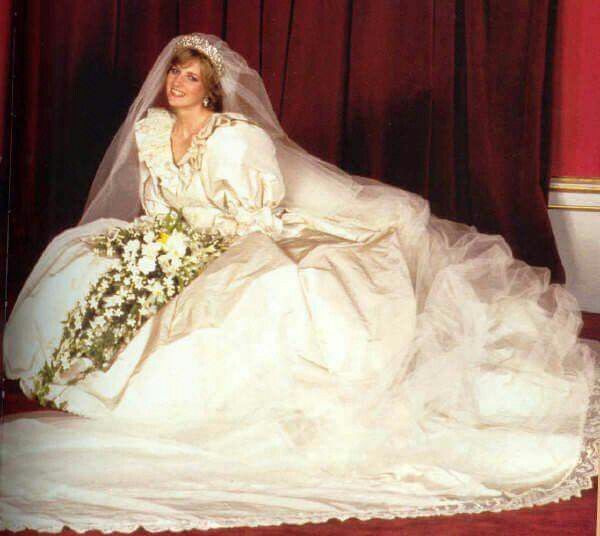 Los zapatos que Lady Di lució en su boda - 21
