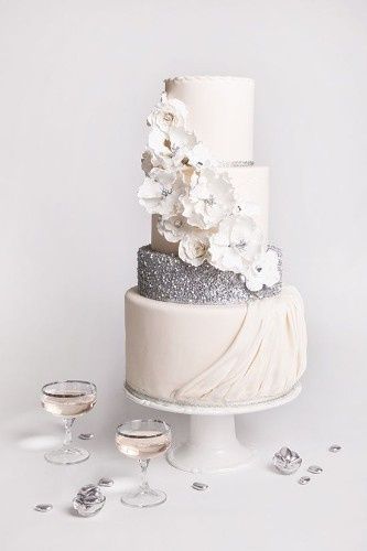 Pasteles en plata para boda 3