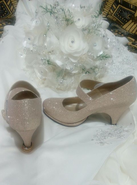 Foto de la novia con sus zapatos 7