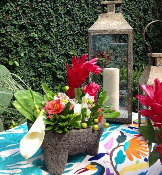Flores en molcajetes como centros de mesa 4