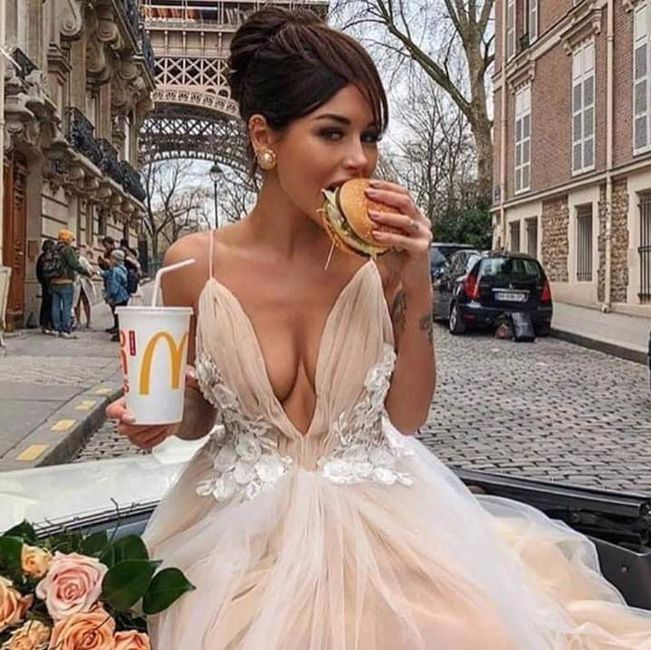 Novias felices comiendo algo delicioso😋 8