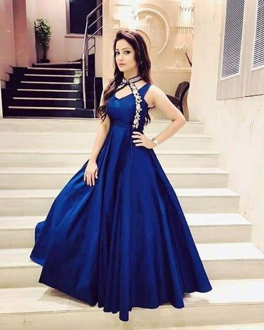 Vestidos en azul royal para invitadas 14