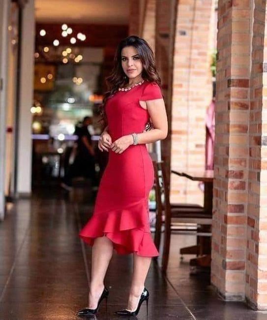 Vestidos con olanes para invitadas 6