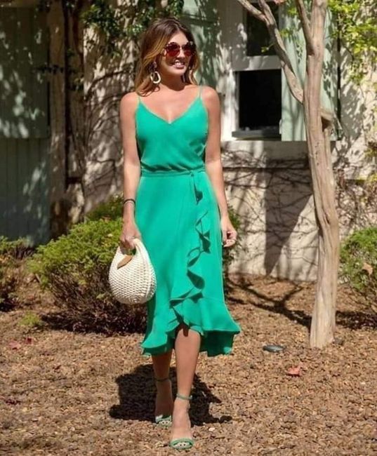 Vestidos con olanes para invitadas 11