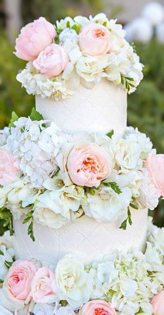 Pasteles con flores entre piso y piso 🌹🌸🌺 1