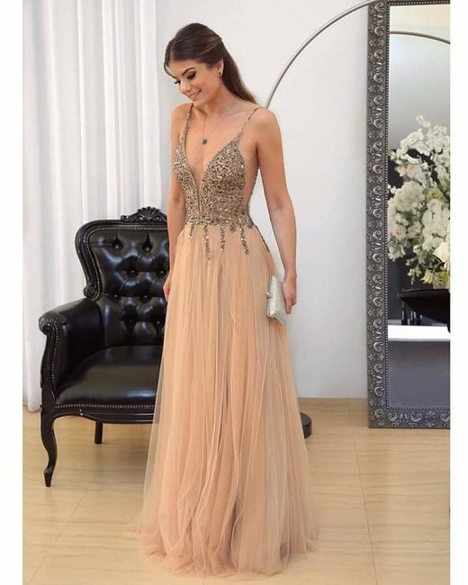 Vestidos en dorado para invitadas 17