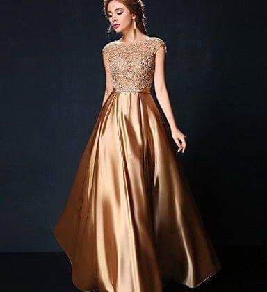 Vestidos en dorado para invitadas 19