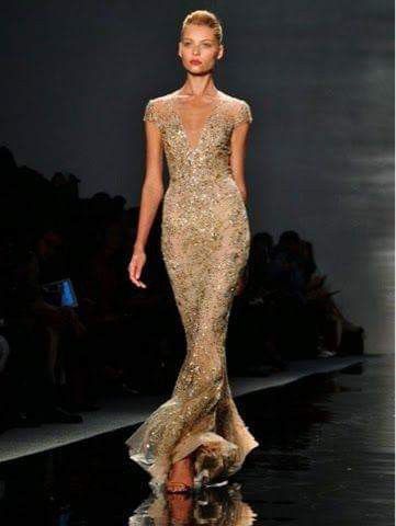 Vestidos en dorado para invitadas 23