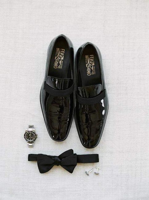 Foto de los zapatos del novio y accesorios 1