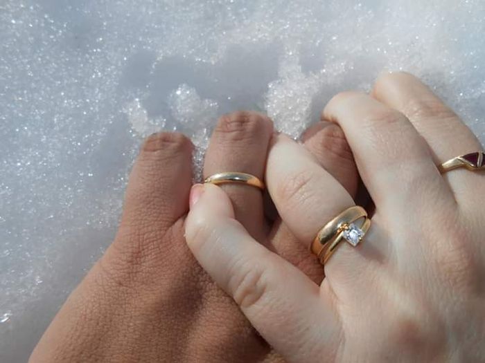 Manos luciendo sus anillos de boda 🖐️ 3