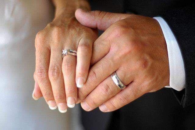 Manos luciendo sus anillos de boda 🖐️ 5