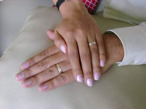 Manos luciendo sus anillos de boda 🖐️ 6