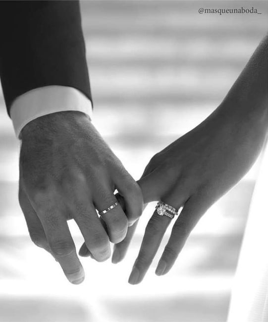 Manos luciendo sus anillos de boda 🖐️ 8