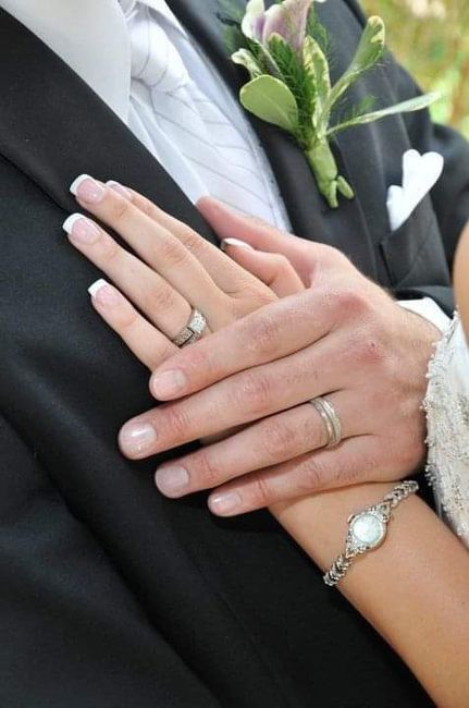 Manos luciendo sus anillos de boda 🖐️ 9