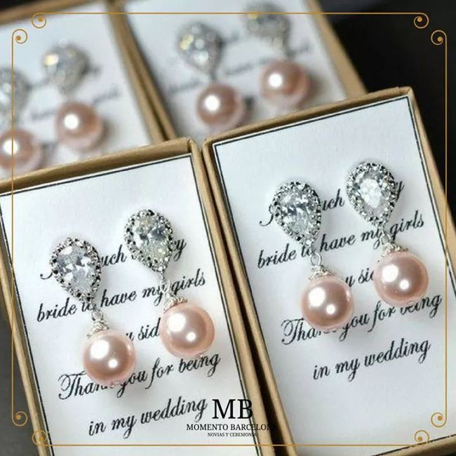 Novia y damas con detalles personalizados 9