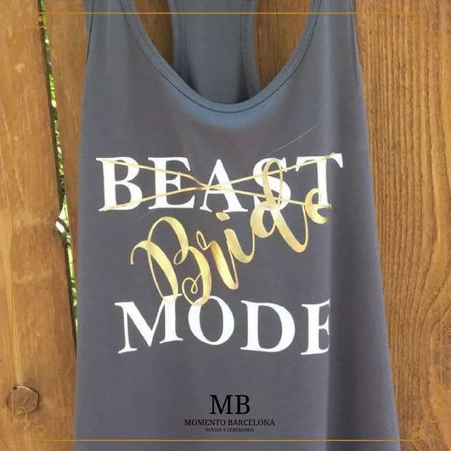 Novia y damas con detalles personalizados 12