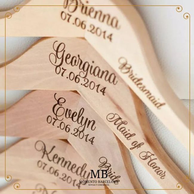 Novia y damas con detalles personalizados 13
