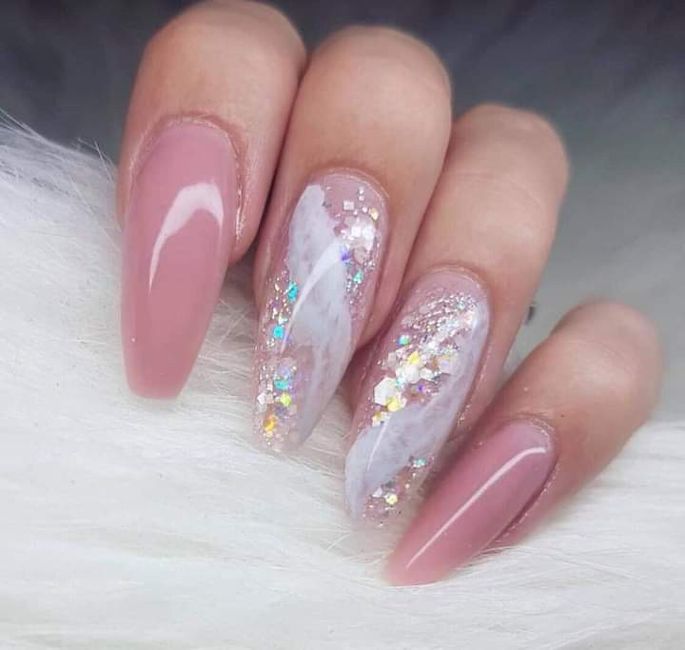 Uñas con tonos blancos 7