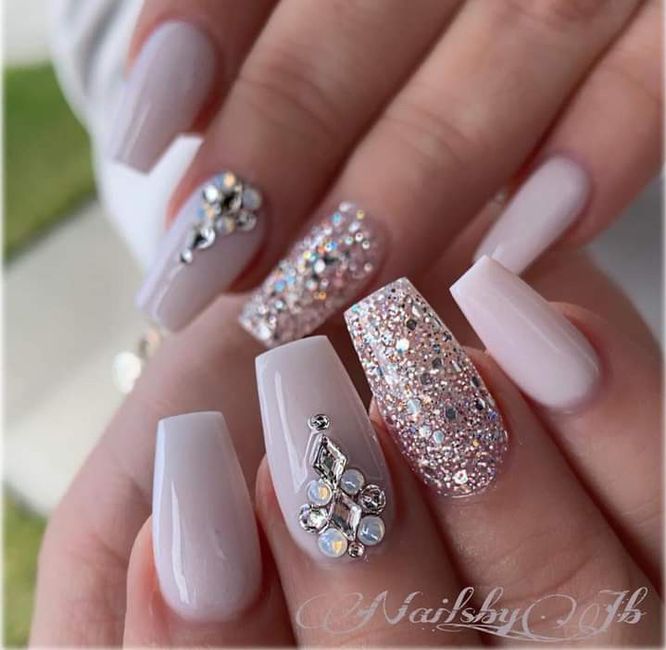 Uñas con tonos blancos 10