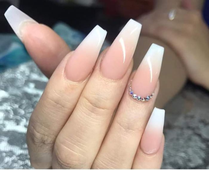 Uñas con tonos blancos 12