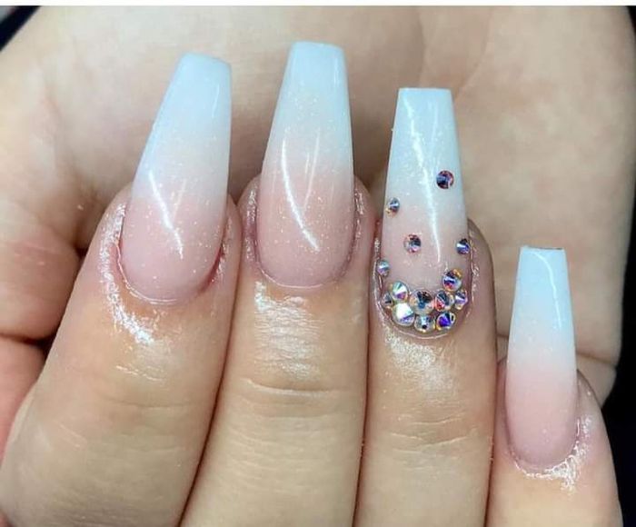 Uñas con tonos blancos 13