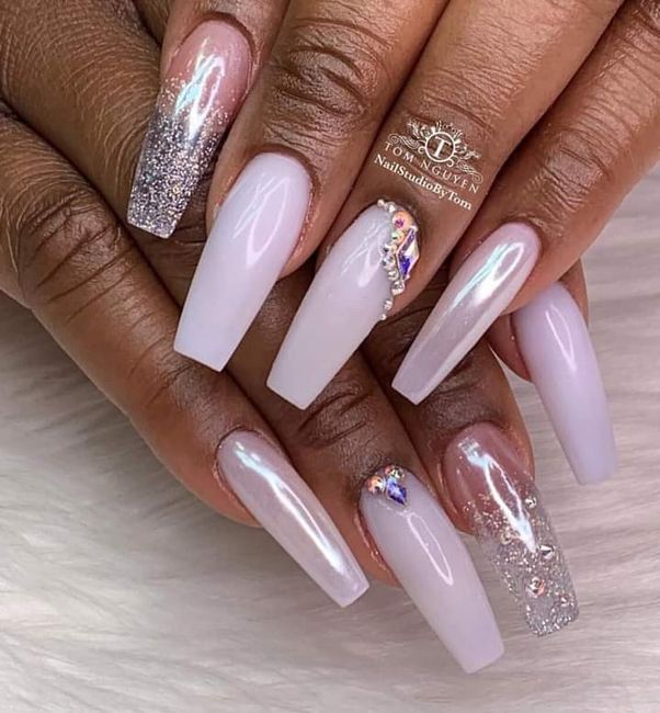 Uñas con tonos blancos 14
