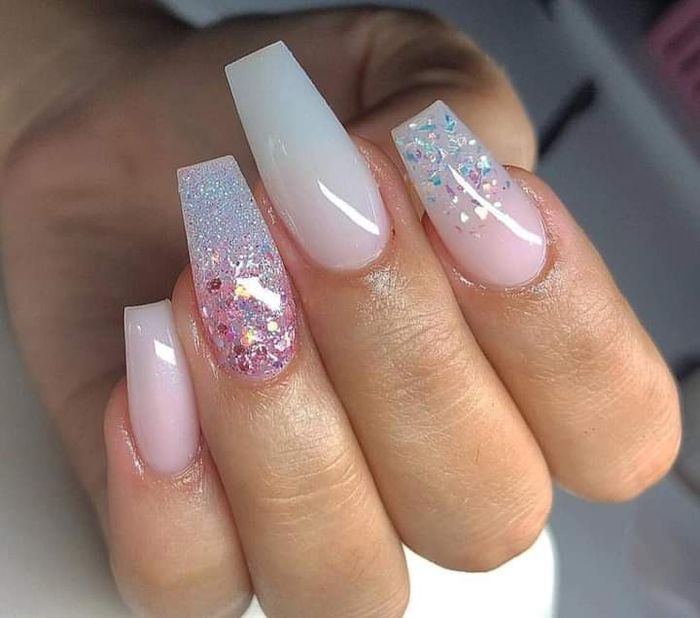 Uñas con tonos blancos 16