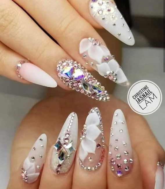 Uñas con tonos blancos 17