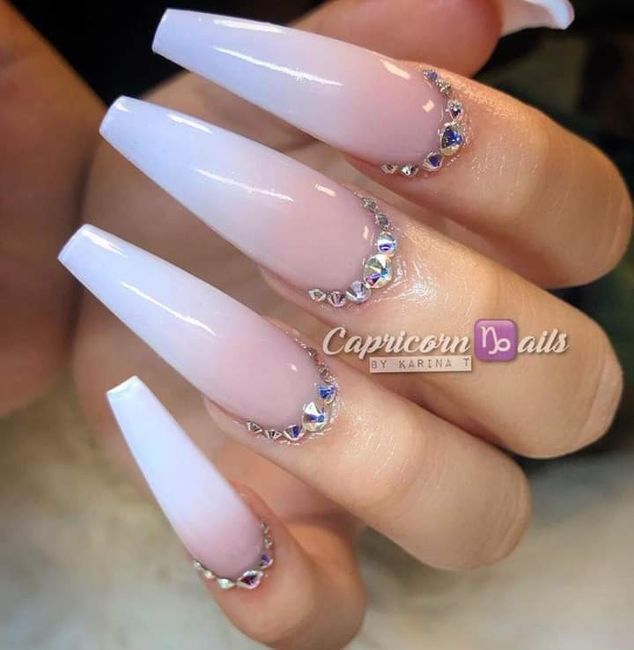 Uñas con tonos blancos 18