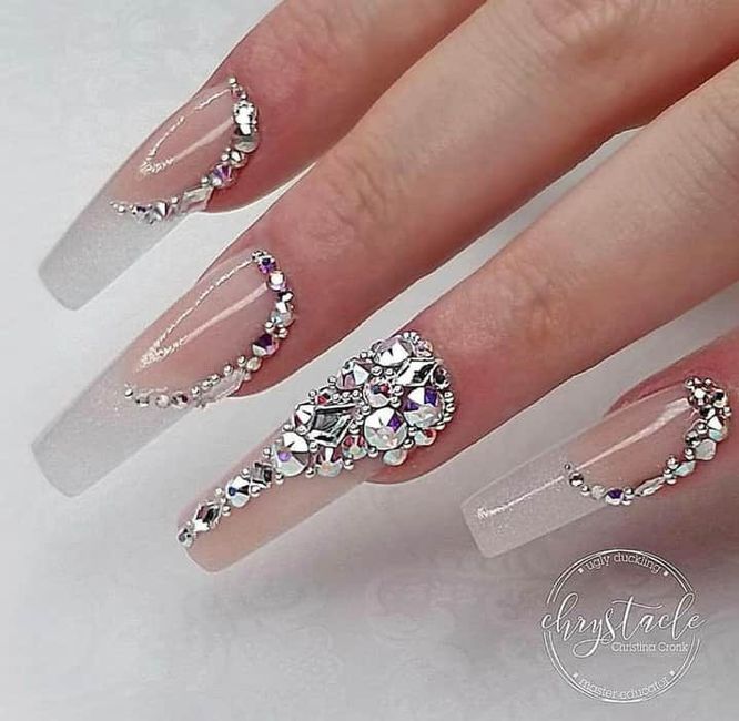 Uñas con tonos blancos 19