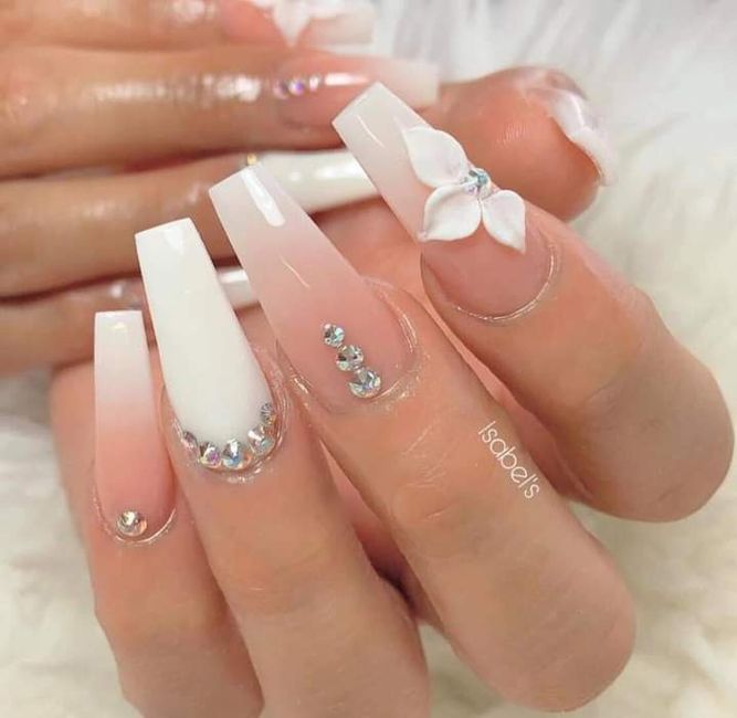 Uñas con tonos blancos 20